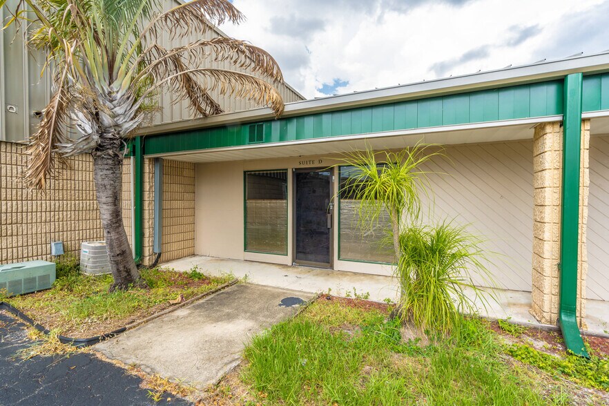 More Photos Of 2120 Collier Ave, Fort Myers Unknown For Lease