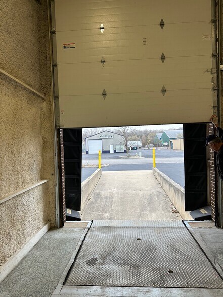 More Photos Of 435 W 194th St, Glenwood Manufacturing For Lease