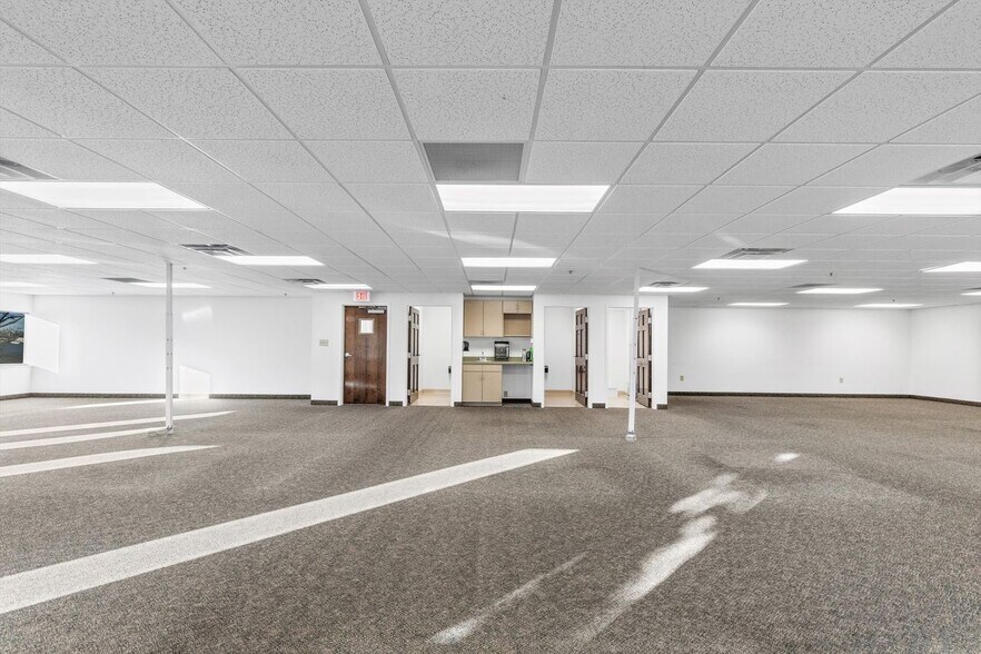 More Photos Of 1701 Louisville Dr, Knoxville Light Distribution For Lease