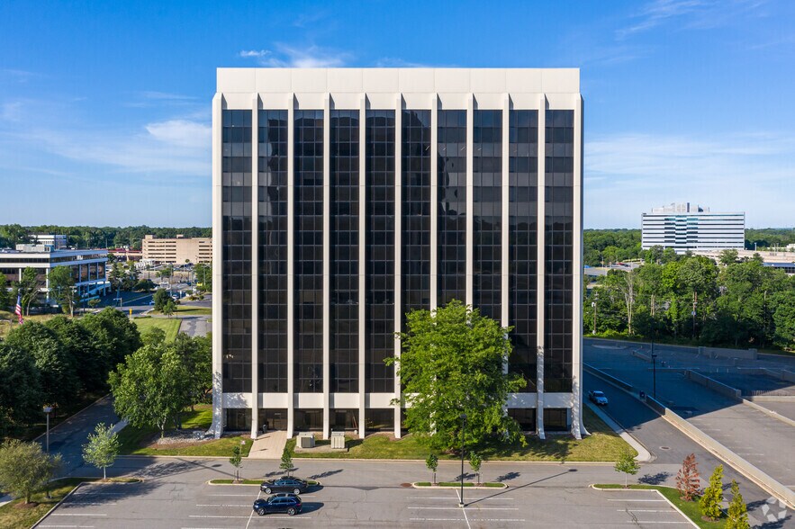 More Photos Of 499 Thornall St, Edison Office For Sale