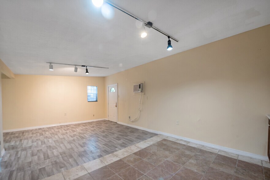 More Photos Of 2609 Elysian St, Houston Apartments For Sale