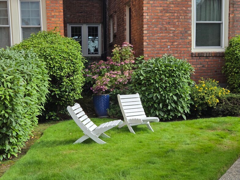 More Photos Of 2452 Alki Ave SW, Seattle Apartments For Sale