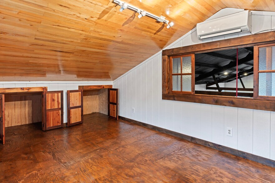 More Photos Of 20704 Ashburn Rd, Ashburn Unknown For Lease