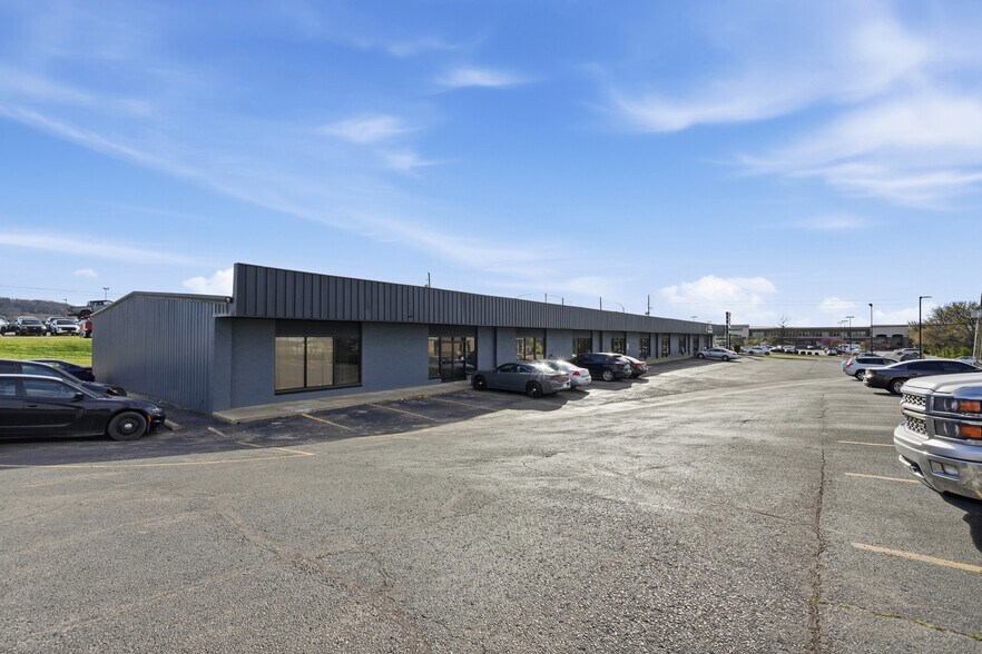 More Photos Of 3416-3422 N College Ave, Fayetteville Unknown For Lease