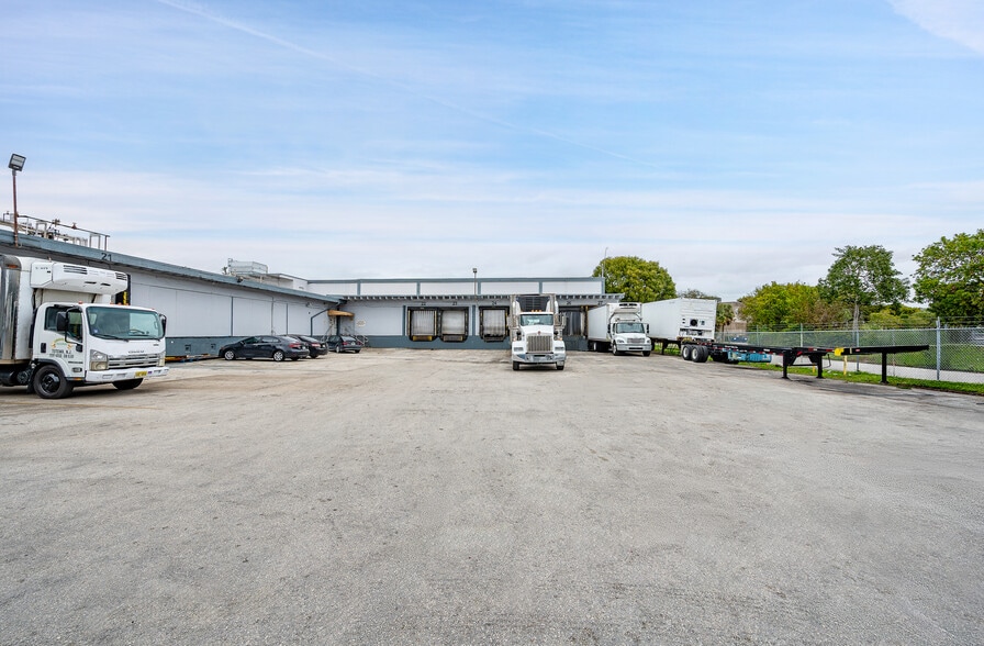 More Photos Of 501 NE 183 St, Miami Refrigeration Cold Storage For Lease