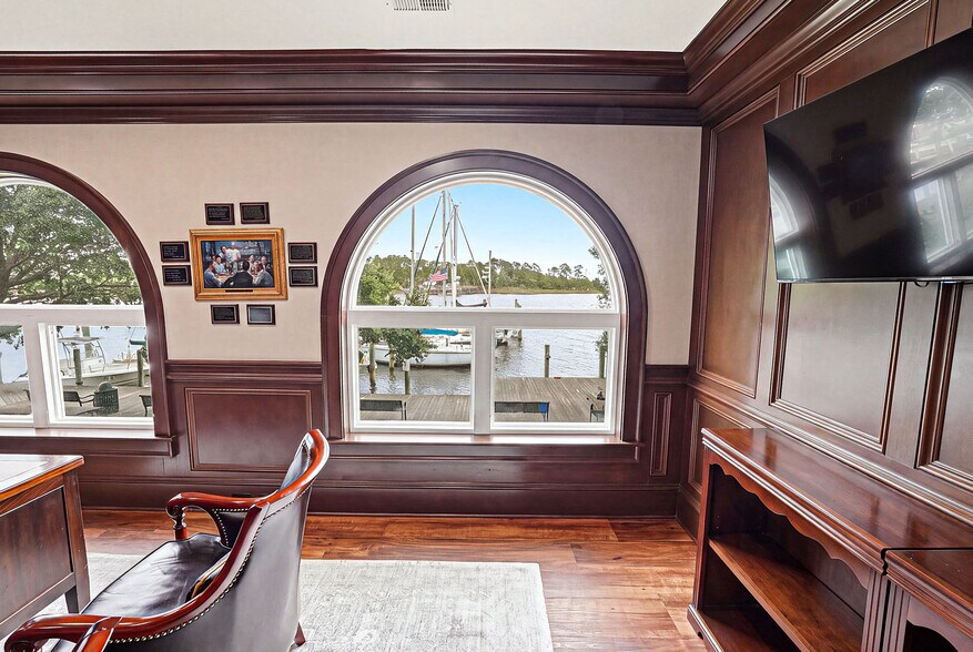 More Photos Of 207 Queen Elizabeth Ave, Manteo Storefront Retail Residential For Sale