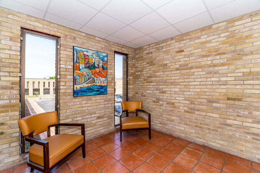 More Photos Of 8546 Broadway St, San Antonio Office Residential For Lease