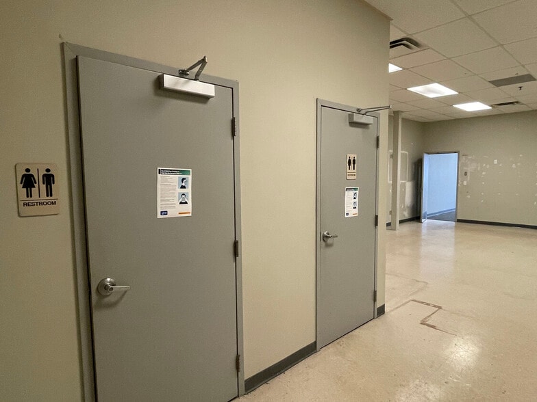 More Photos Of 18931 E Valley View Pky, Independence Storefront Retail Office For Lease