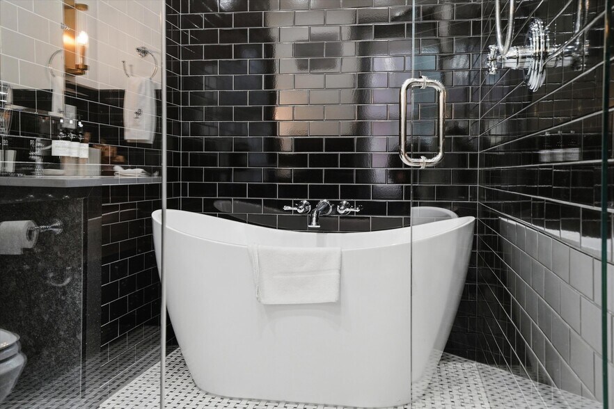 More Photos Of 140 N 2nd St, Philadelphia Hotel For Sale