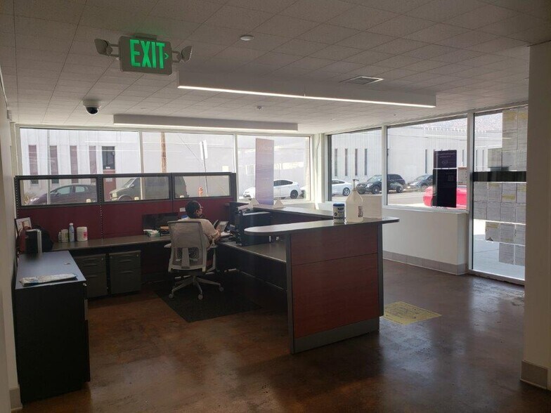 More Photos Of 1020 Chestnut St, Burbank Light Distribution For Lease