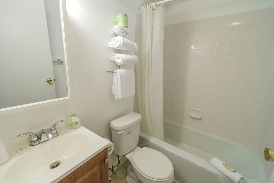More Photos Of 6 Abroad Rd, West Dover Hotel For Sale