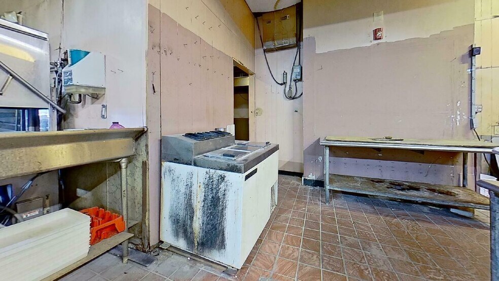 More Photos Of 95 Lake St, Gilford Restaurant For Sale