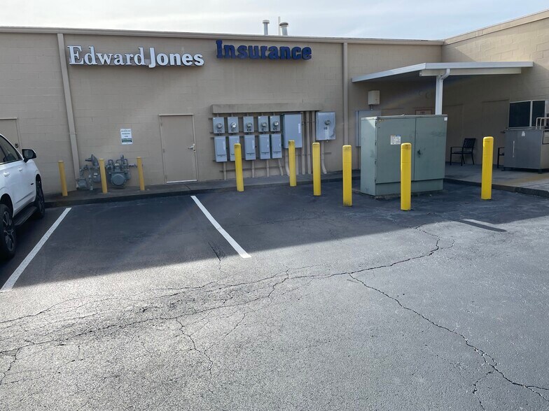 More Photos Of 2360 Towne Lake Pky, Woodstock Storefront For Lease