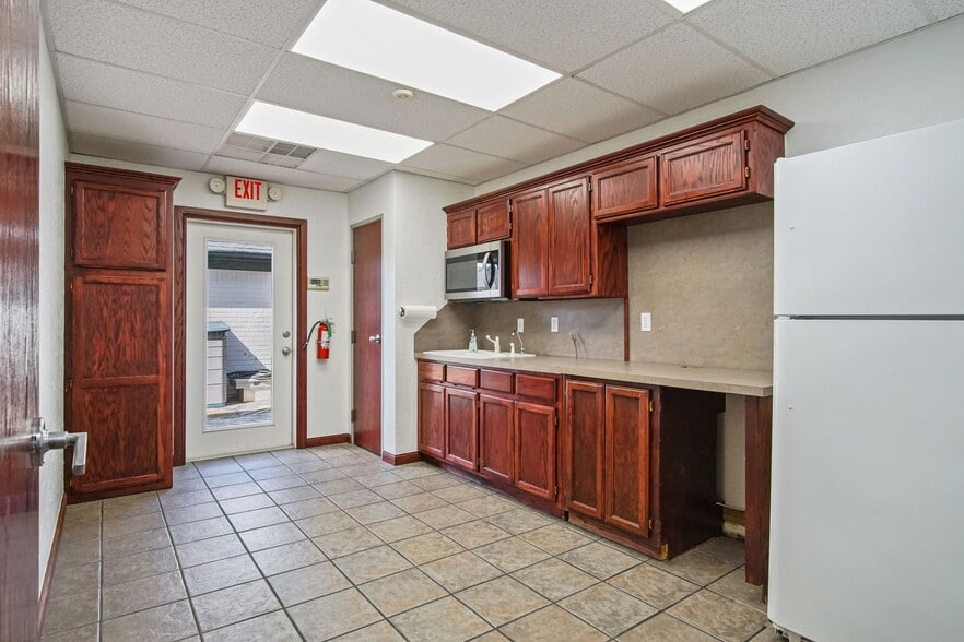 More Photos Of 2412 Palmer Cir, Norman Office For Sale
