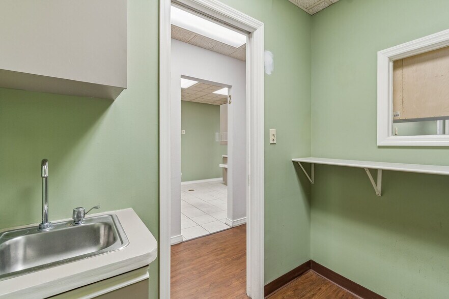 More Photos Of 8525-8549 Gunn Hwy, Odessa Unknown For Lease