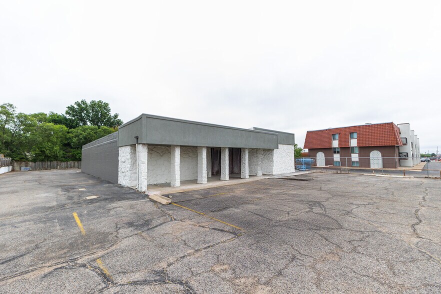 More Photos Of 2234 S Oliver St, Wichita Freestanding For Sale