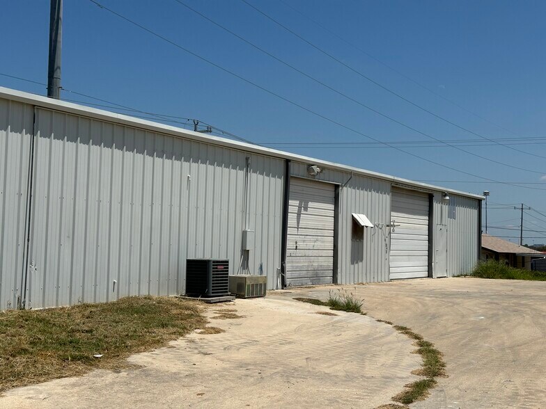 More Photos Of 103 Turner Ln, Floresville Light Distribution For Sale