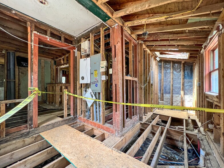 More Photos Of 1 Swan St, Asheville Freestanding For Sale