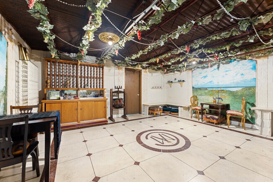 More Photos Of 550 Warner rd, Vienna Specialty For Sale