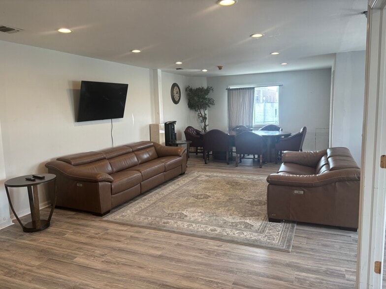 More Photos Of 521 Oak St, Copiague Carwash For Lease