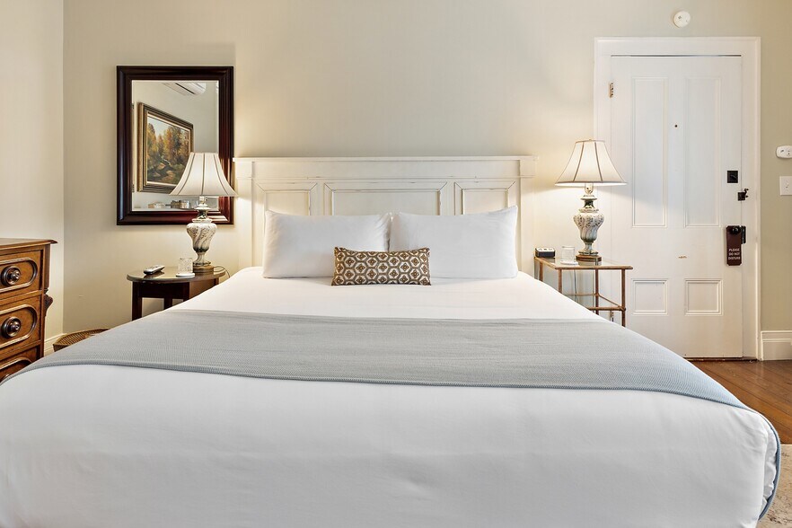 More Photos Of 240 E California St, Jacksonville Hotel For Sale