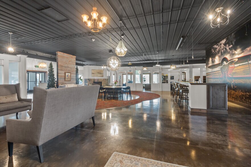 More Photos Of 2492 Crest Dr, Lake Geneva Office For Sale