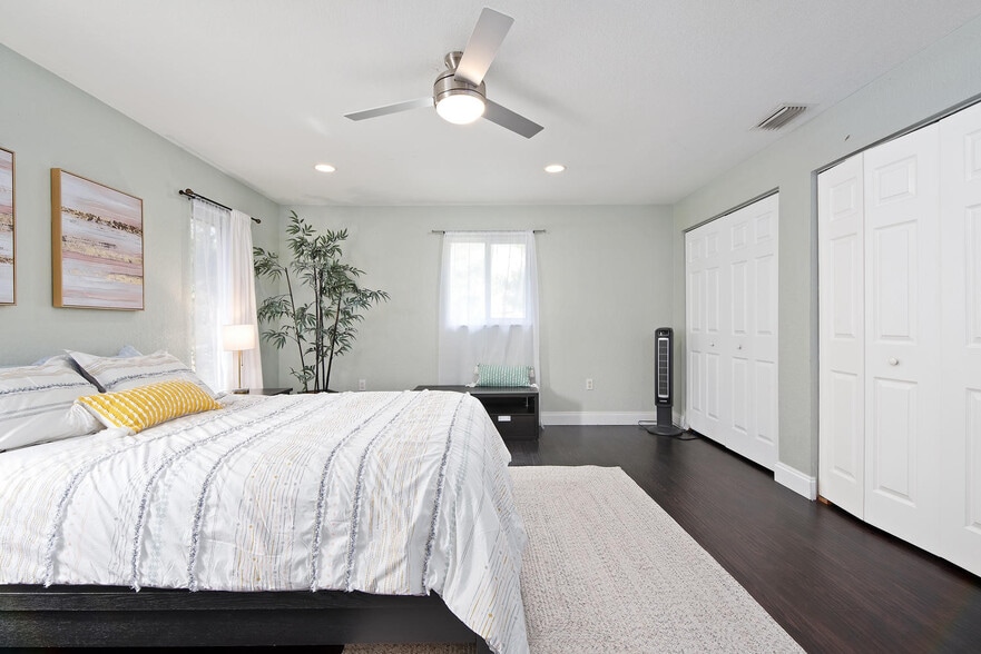 More Photos Of 185 Faubel St, Sarasota Specialty For Sale