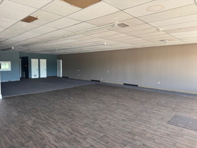 More Photos Of 304 W Mcartor Rd, Dodge City Unknown For Lease