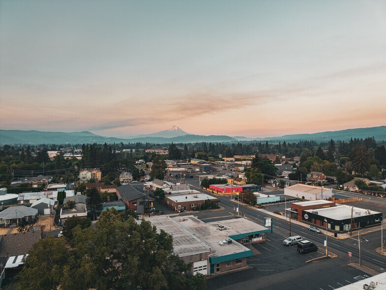 More Photos Of 1203 12th St, Hood River Showroom For Sale