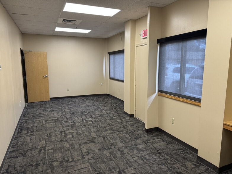 More Photos Of 400 Chapel Rd, South Windsor Flex For Sale