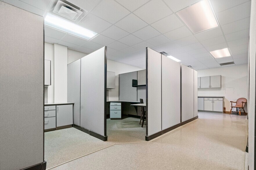 More Photos Of 1674 N Industrial Ave, Ottawa Manufacturing For Sale