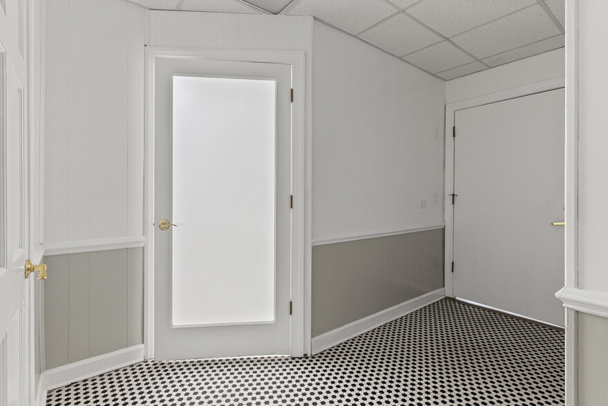 More Photos Of 525 7th St, Altavista Office For Sale
