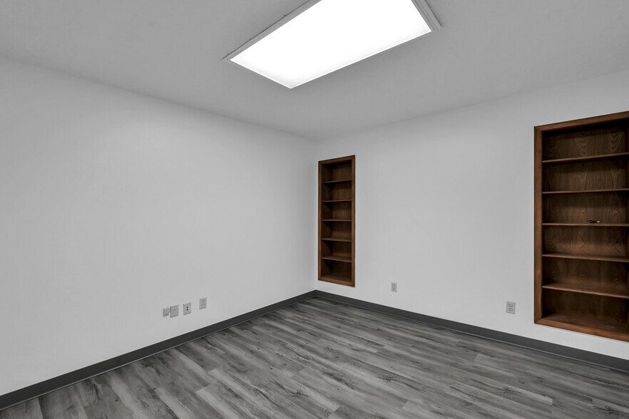 More Photos Of 903 Hillcrest Dr, Conroe Office For Sale