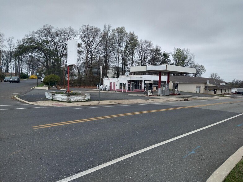 More Photos Of 405 E Clements Bridge Rd, Runnemede Service Station For Lease