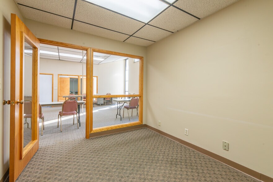More Photos Of 210 W Spring St, Freeport Office For Sale
