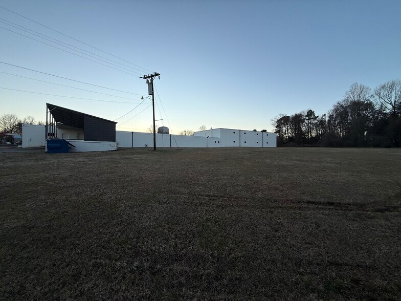 More Photos Of 630 Trindale Rd, Trinity Warehouse For Lease