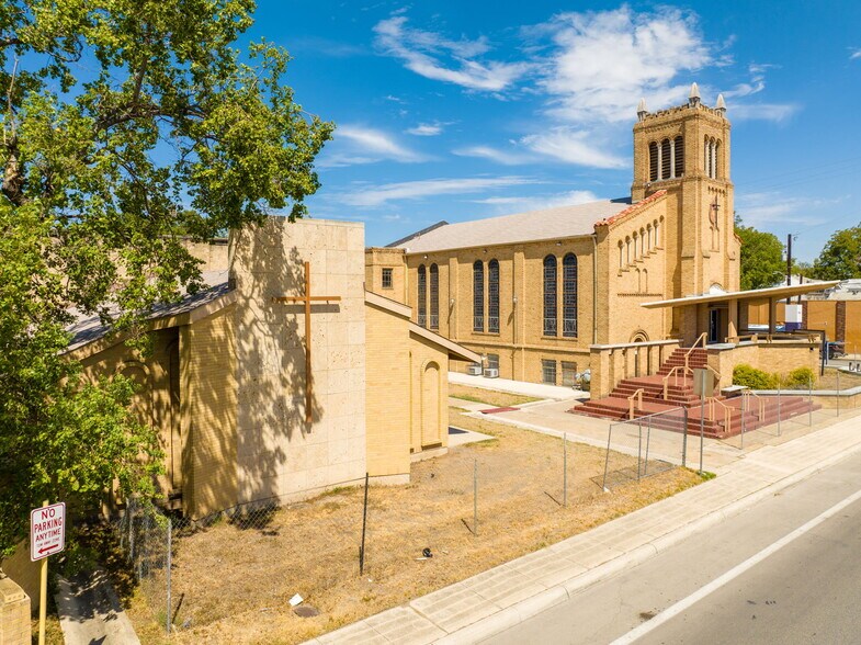 More Photos Of 1701 W Woodlawn Ave, San Antonio Religious Facility For Sale