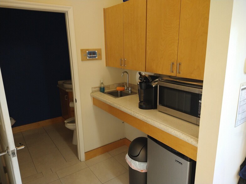 More Photos Of 4451 8th Ave S, Saint Petersburg Manufacturing For Lease