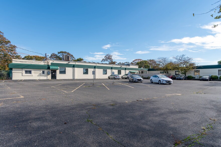 More Photos Of 275 Dixon Ave, Amityville Office For Sale