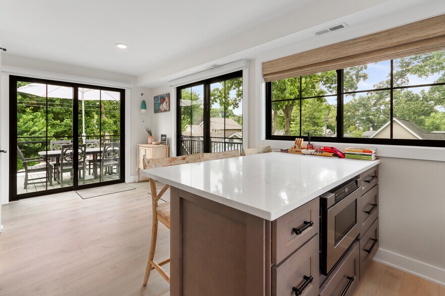 More Photos Of W4724 S Lakeshore Dr, Fontana-on-Geneva Lake Storefront For Sale