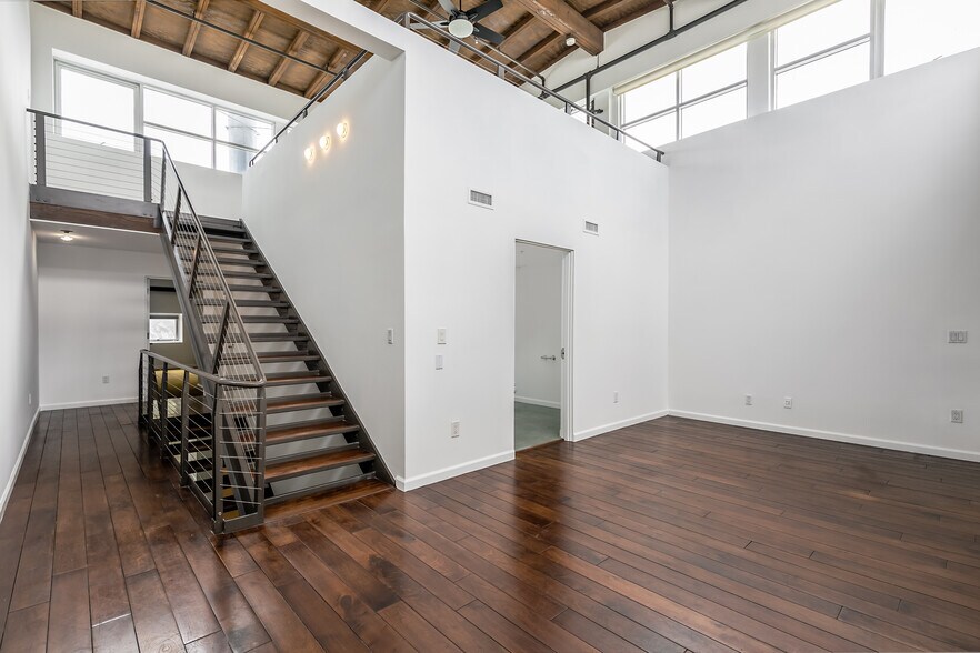 More Photos Of 2100 Abbot Kinney Blvd, Venice Office For Lease