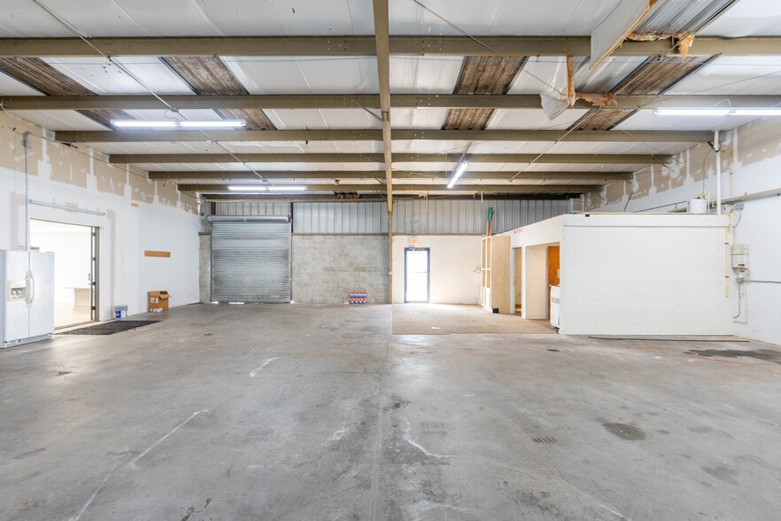 More Photos Of 440 Roberts Rd, Oldsmar Warehouse For Lease