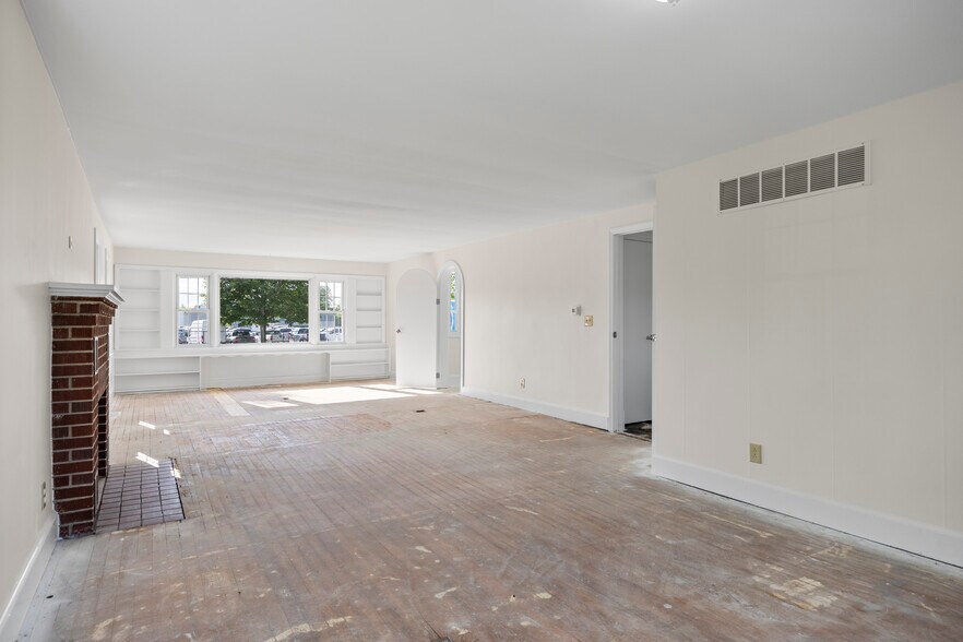 More Photos Of 267 Wolf Rd, Latham Office For Lease