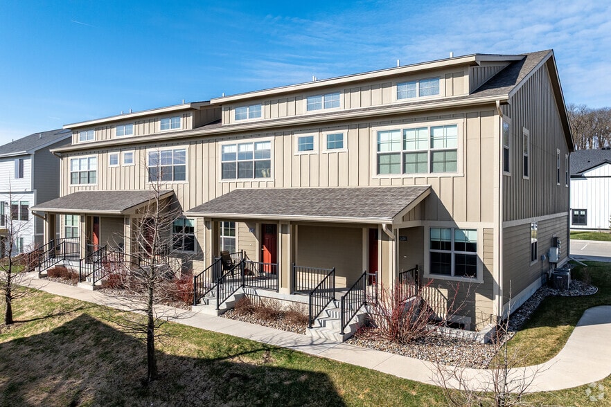 More Photos Of 10049 Stark Dr, West Des Moines Apartments For Sale