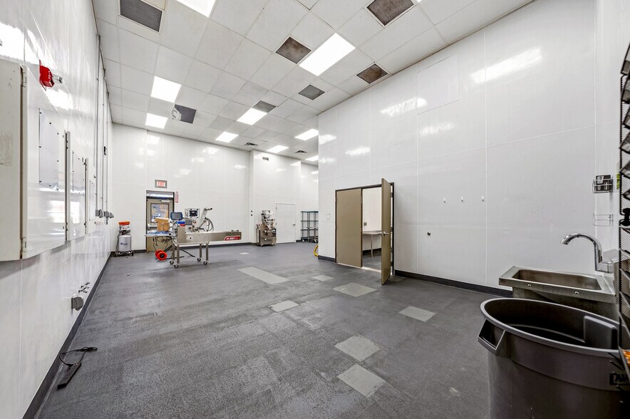 More Photos Of 710 Jefferson Ave, Ashland Light Manufacturing For Lease