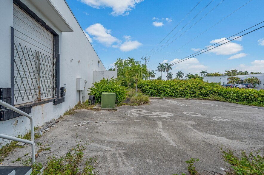 More Photos Of 3041 Gateway Dr, Pompano Beach Warehouse For Sale
