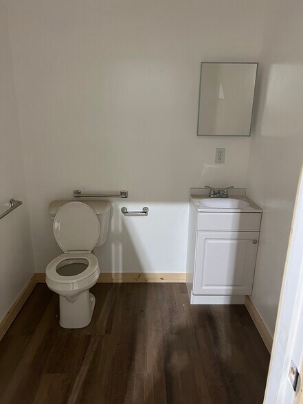 More Photos Of 3990 Broadway St, Eureka Showroom For Sale