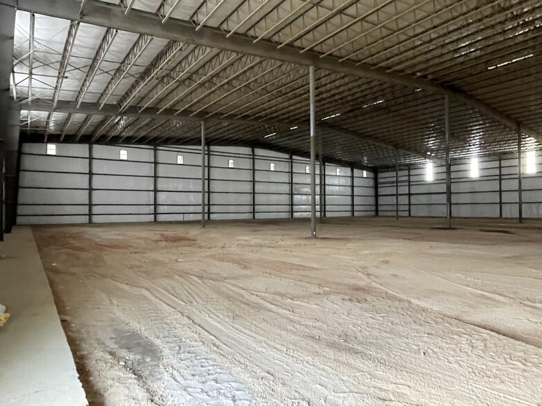 More Photos Of 130 Park Dr, Baxley Warehouse For Lease