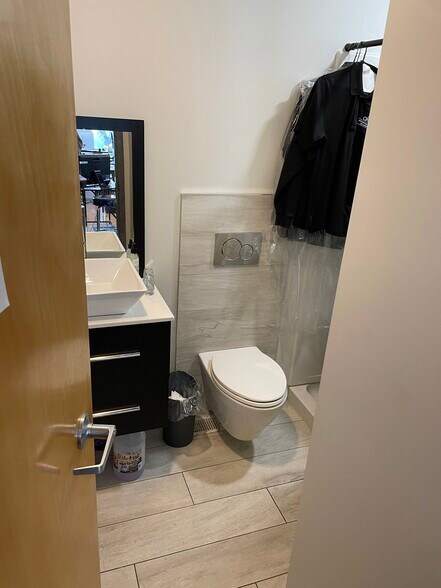 More Photos Of 586 Pleasant St, Watertown Flex For Sale