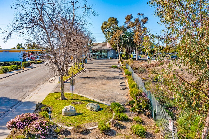 More Photos Of 5801 Valentine Rd, Ventura Freestanding For Lease